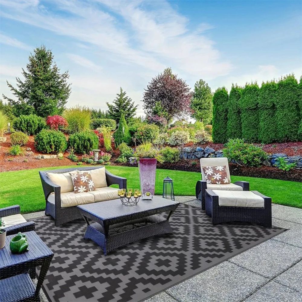 Black & Gray Cross Pattern Outdoor Rug – Waterproof Reversible Plastic Straw Patio Mat